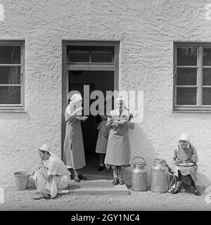 BdM-Mädchen bei einer Pause in der haushaltungsschule in Greifenberg, Deutschland 1930er Jahre. BdM-Mädchen, eine Pause in der Schule für Hauswirtschaft in Greifenberg, Deutschland 1930. Stockfoto