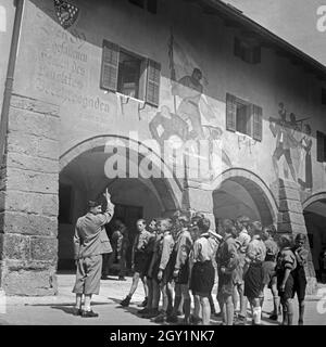 Eine Schar Hitlerjungen Wird einem Das Spuren Für Den Weltkrieg in Berchtesgaden Geführt, 1930er Jahre Deutschland. Ein Bündel von Hitler Jugend Jungen auf Sightseeingtour durch Berchtesgaden, hier in WWI Gedenkstätte, Deutschland der 1930er Jahre. Stockfoto