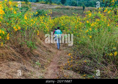 HSIPAW, MYANMAR - 1. DEZEMBER 2016: Teilnehmer einer geführten Wanderung rund um Hsipaw, Myanmar Stockfoto