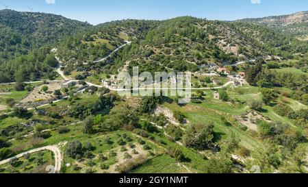 Landflucht in Zypern. Halb verlassene Dorf Kato Archimandrita auf einem Hügel mit alten Ruinen und renoviert Stockfoto