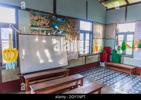 HSIPAW, MYANMAR - 1. DEZEMBER 2016: Inneneinrichtung einer Dorfschule in der Nähe von Hsipaw, Myanmar Stockfoto