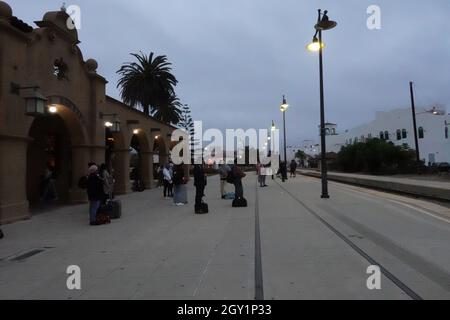 Am frühen Morgen warten Reisende auf den Zug nach Los Angeles am Bahnhof Santa Barbara, Kalifornien, USA Stockfoto