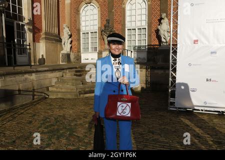 Potsdam, Deutschland. Oktober 2021. Potsdam: Das Foto zeigt Irina Revina Hofmann. Beim M100 Sanssouci Colloquium und der Verleihung des M100 Media Award diskutieren rund 100 internationale Vertreter aus Medien, Politik und Wissenschaft über die Herausforderungen, denen sich Medien und Demokratie in einer Zeit scheinbar 'ewiger Krisen' gegenübersehen und wie sie mit dieser Verantwortung umgehen. (Foto: Simone Kuhlmey/Pacific Press) Quelle: Pacific Press Media Production Corp./Alamy Live News Stockfoto