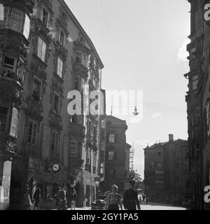 Blick auf das Weinhaus Ottoburg in der Innenstadt von Innsbruck, Deutschland 1930er Jahre. Blick auf das Weinrestaurant Ottoburg im Stadtzentrum von Innsbruck, Deutschland 1930er Jahre. Stockfoto