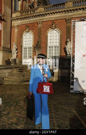 Potsdam, Deutschland. Oktober 2021. Potsdam: Das Foto zeigt Irina Revina Hofmann. Beim M100 Sanssouci Colloquium und der Verleihung des M100 Media Award diskutieren rund 100 internationale Vertreter aus Medien, Politik und Wissenschaft über die Herausforderungen, denen sich Medien und Demokratie in einer Zeit scheinbar 'ewiger Krisen' gegenübersehen und wie sie mit dieser Verantwortung umgehen. (Foto: Simone Kuhlmey/Pacific Press) Quelle: Pacific Press Media Production Corp./Alamy Live News Stockfoto