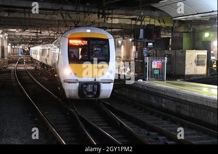 Eine Klasse 357, die an der Londoner Liverpool Street Station ankommt. Stockfoto