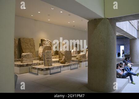 Junge Menschen besuchen das Museum der Stätte von Monte Alban Stockfoto