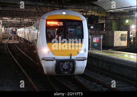 Eine Klasse 357, die an der Londoner Liverpool Street Station ankommt. Stockfoto