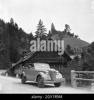 Mit Dem Opel Olympia Unterwegs in der Wachau in Österreich, Deutschland, 1930er Jahre. Auf der Straße mit einem Opel Modell Olympia im Bereich Wachau in Österreich, Deutschland der 1930er Jahre. Stockfoto