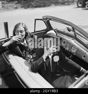 Mit Dem Opel Olympia Unterwegs in der Wachau in Österreich, Deutschland, 1930er Jahre. Auf der Straße mit einem Opel Modell Olympia im Bereich Wachau in Österreich, Deutschland der 1930er Jahre. Stockfoto