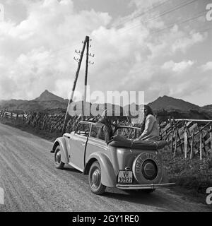 Mit Dem Opel Olympia Unterwegs in der Wachau in Österreich, Deutschland, 1930er Jahre. Auf der Straße mit einem Opel Modell Olympia im Bereich Wachau in Österreich, Deutschland der 1930er Jahre. Stockfoto