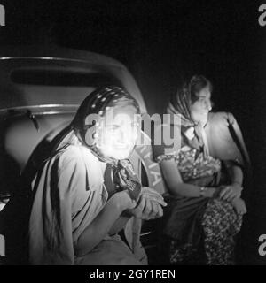 Mit Dem Opel Olympia Unterwegs in der Wachau in Österreich, Deutschland, 1930er Jahre. Auf der Straße mit einem Opel Modell Olympia im Bereich Wachau in Österreich, Deutschland der 1930er Jahre. Stockfoto