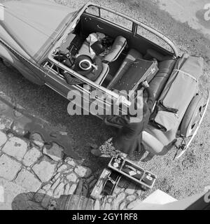 Mit Dem Opel Olympia Unterwegs in der Wachau in Österreich, Deutschland, 1930er Jahre. Auf der Straße mit einem Opel Modell Olympia im Bereich Wachau in Österreich, Deutschland der 1930er Jahre. Stockfoto