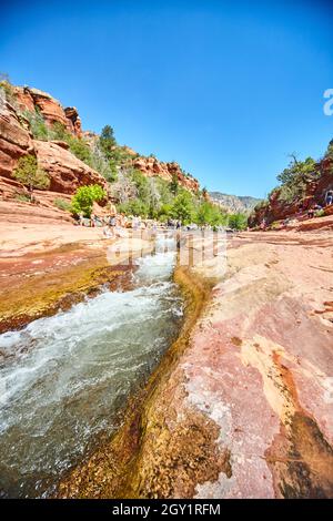 Touristen in Red Rock Canyon mit Stromschnellen Fluss Wasser laufen Rutsche Stockfoto