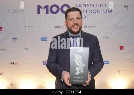 Potsdam, Deutschland. Oktober 2021. Leonid Wolkow, ein Mitarbeiter von Nawalny, nimmt im Namen des inhaftierten russischen Regierungskritikers Nawalny im Palasttheater des Neuen Palastes den M100 Media Award entgegen. Quelle: Jörg Carstensen/dpa/Alamy Live News Stockfoto