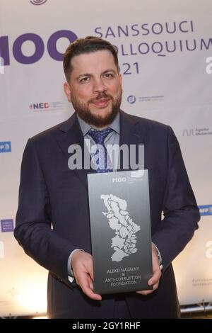 Potsdam, Deutschland. Oktober 2021. Leonid Wolkow, ein Mitarbeiter von Nawalny, nimmt im Namen des inhaftierten russischen Regierungskritikers Nawalny im Palasttheater des Neuen Palastes den M100 Media Award entgegen. Quelle: Jörg Carstensen/dpa/Alamy Live News Stockfoto