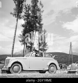 Mit Dem Opel Olympia Unterwegs in der Wachau in Österreich, Deutschland, 1930er Jahre. Auf der Straße mit einem Opel Modell Olympia im Bereich Wachau in Österreich, Deutschland der 1930er Jahre. Stockfoto