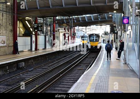 Ein Zug fährt an und ein Zug fährt vom Bahnhof Farringdon ab Stockfoto