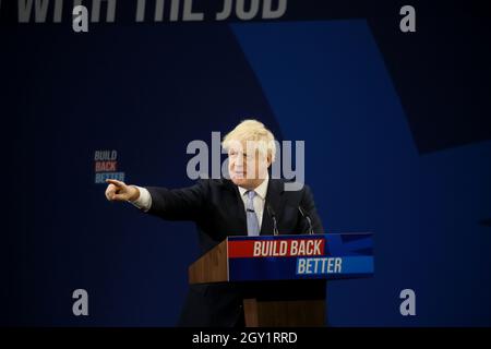 Manchester, Großbritannien. 6. Oktober 2021.die Rede der Führer findet am letzten Tag der Tory-Parteikonferenz statt. Anti-Impfstoff-Demonstranten versammelten sich vor der Konferenz und warteten auf die Abreise der Delegierten. Manchester, Großbritannien. Kredit: Barbara Cook/Alamy Live Nachrichten Stockfoto