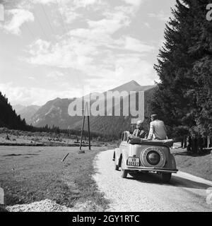 Mit Dem Opel Olympia Unterwegs in der Wachau in Österreich, Deutschland, 1930er Jahre. Auf der Straße mit einem Opel Modell Olympia im Bereich Wachau in Österreich, Deutschland der 1930er Jahre. Stockfoto