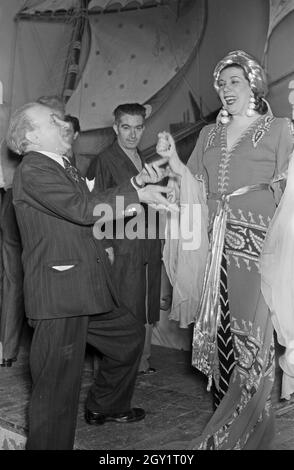 Vorbereitung einer Aufführung an der Oper, Deutschland 1940er Jahre. Vorbereitung einer Opernaufführung, Deutschland 1940er Jahre. Stockfoto