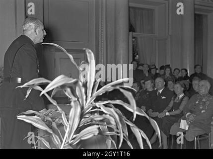 Deutsche Diplomaten bei einem Empfang in der spanischen Botschaft in Berlin, ganz rechts: Botschafter Eugenio Espinosa de los Monteros y Bermejillo, Deutschland 1940er Jahre. Deutsche Diplomaten bei einer Erholung in der spanischen Botschaft in Berlin, Deutschland 1940er Jahre. Stockfoto