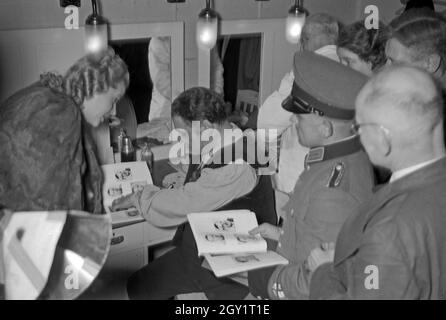Vorbereitung einer Aufführung an der Oper, Deutschland 1940er Jahre. Vorbereitung einer Opernaufführung, Deutschland 1940er Jahre. Stockfoto