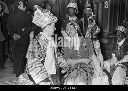 Vorbereitung einer Aufführung an der Oper, Deutschland 1940er Jahre. Vorbereitung einer Opernaufführung, Deutschland 1940er Jahre. Stockfoto
