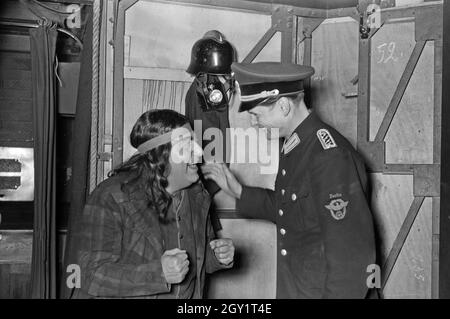 Vorbereitung einer Aufführung an der Oper, Deutschland 1940er Jahre. Vorbereitung einer Opernaufführung, Deutschland 1940er Jahre. Stockfoto