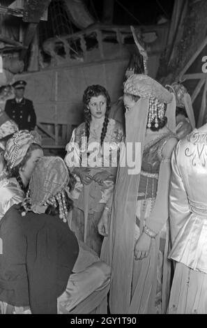 Vorbereitung einer Aufführung an der Oper, Deutschland 1940er Jahre. Vorbereitung einer Opernaufführung, Deutschland 1940er Jahre. Stockfoto