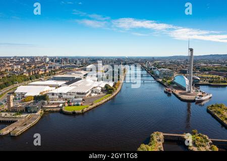 Glasgow, Schottland, Großbritannien. Oktober 2021. Luftaufnahmen des Standorts der internationalen Klimakonferenz COP26 und des Gipfels, die im November 2021 in Glasgow stattfinden wird. Der Standort liegt am Fluss Clyde in der Nähe des Pacific Quay und es sind große temporäre Strukturen zu sehen, in denen Zehntausende von Delegierten, Staatsoberhäuptern und Journalisten untergebracht sind, die an der zweiwöchigen Veranstaltung teilnehmen werden. Iain Masterton/Alamy Live News. Stockfoto