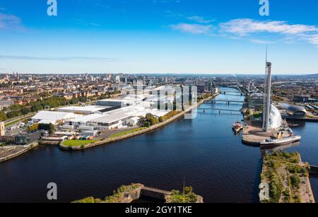 Glasgow, Schottland, Großbritannien. Oktober 2021. Luftaufnahmen des Standorts der internationalen Klimakonferenz COP26 und des Gipfels, die im November 2021 in Glasgow stattfinden wird. Der Standort liegt am Fluss Clyde in der Nähe des Pacific Quay und es sind große temporäre Strukturen zu sehen, in denen Zehntausende von Delegierten, Staatsoberhäuptern und Journalisten untergebracht sind, die an der zweiwöchigen Veranstaltung teilnehmen werden. Iain Masterton/Alamy Live News. Stockfoto