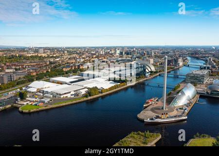 Glasgow, Schottland, Großbritannien. Oktober 2021. Luftaufnahmen des Standorts der internationalen Klimakonferenz COP26 und des Gipfels, die im November 2021 in Glasgow stattfinden wird. Der Standort liegt am Fluss Clyde in der Nähe des Pacific Quay und es sind große temporäre Strukturen zu sehen, in denen Zehntausende von Delegierten, Staatsoberhäuptern und Journalisten untergebracht sind, die an der zweiwöchigen Veranstaltung teilnehmen werden. Iain Masterton/Alamy Live News. Stockfoto