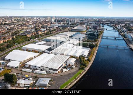 Glasgow, Schottland, Großbritannien. Oktober 2021. Luftaufnahmen des Standorts der internationalen Klimakonferenz COP26 und des Gipfels, die im November 2021 in Glasgow stattfinden wird. Der Standort liegt am Fluss Clyde in der Nähe des Pacific Quay und es sind große temporäre Strukturen zu sehen, in denen Zehntausende von Delegierten, Staatsoberhäuptern und Journalisten untergebracht sind, die an der zweiwöchigen Veranstaltung teilnehmen werden. Iain Masterton/Alamy Live News. Stockfoto