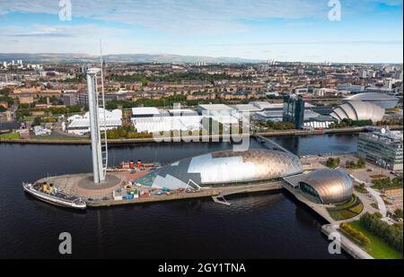 Glasgow, Schottland, Großbritannien. Oktober 2021. Luftaufnahmen des Standorts der internationalen Klimakonferenz COP26 und des Gipfels, die im November 2021 in Glasgow stattfinden wird. Der Standort liegt am Fluss Clyde in der Nähe des Pacific Quay und es sind große temporäre Strukturen zu sehen, in denen Zehntausende von Delegierten, Staatsoberhäuptern und Journalisten untergebracht sind, die an der zweiwöchigen Veranstaltung teilnehmen werden. Iain Masterton/Alamy Live News. Stockfoto