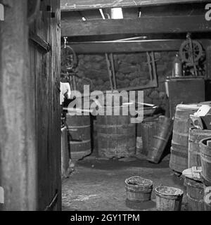 Die tägliche Arbeit eines Böttchers, Deutschland 1930er Jahre. Daily Business of a cooper, Deutschland 1930er Jahre. Stockfoto