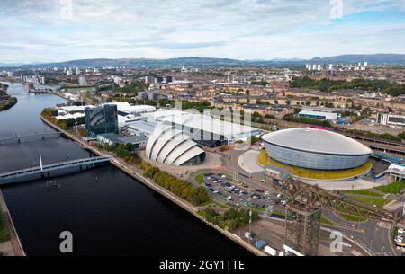 Glasgow, Schottland, Großbritannien. Oktober 2021. Luftaufnahmen des Standorts der internationalen Klimakonferenz COP26 und des Gipfels, die im November 2021 in Glasgow stattfinden wird. Der Standort liegt am Fluss Clyde in der Nähe des Pacific Quay und es sind große temporäre Strukturen zu sehen, in denen Zehntausende von Delegierten, Staatsoberhäuptern und Journalisten untergebracht sind, die an der zweiwöchigen Veranstaltung teilnehmen werden. Iain Masterton/Alamy Live News. Stockfoto