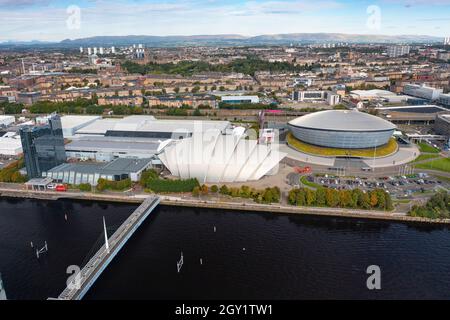 Glasgow, Schottland, Großbritannien. Oktober 2021. Luftaufnahmen des Standorts der internationalen Klimakonferenz COP26 und des Gipfels, die im November 2021 in Glasgow stattfinden wird. Der Standort liegt am Fluss Clyde in der Nähe des Pacific Quay und es sind große temporäre Strukturen zu sehen, in denen Zehntausende von Delegierten, Staatsoberhäuptern und Journalisten untergebracht sind, die an der zweiwöchigen Veranstaltung teilnehmen werden. Iain Masterton/Alamy Live News. Stockfoto