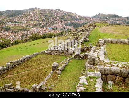 Teilweise Überreste der alten Zitadelle Sacsayhuaman der Inkas auf dem Hügel überblicken die Stadt Cusco, Peru Stockfoto