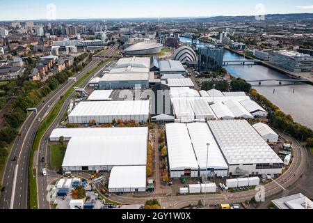 Glasgow, Schottland, Großbritannien. Oktober 2021. Luftaufnahmen des Standorts der internationalen Klimakonferenz COP26 und des Gipfels, die im November 2021 in Glasgow stattfinden wird. Der Standort liegt am Fluss Clyde in der Nähe des Pacific Quay und es sind große temporäre Strukturen zu sehen, in denen Zehntausende von Delegierten, Staatsoberhäuptern und Journalisten untergebracht sind, die an der zweiwöchigen Veranstaltung teilnehmen werden. Iain Masterton/Alamy Live News. Stockfoto