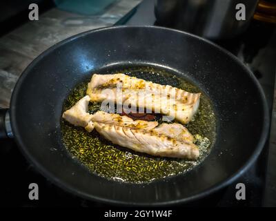 Gebratener Fisch in einer Pfanne, Draufsicht, Omega-3-Vitamine Stockfoto