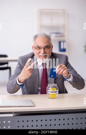 Alter Geschäftsmann Mitarbeiter im Rentenkonzept Stockfoto