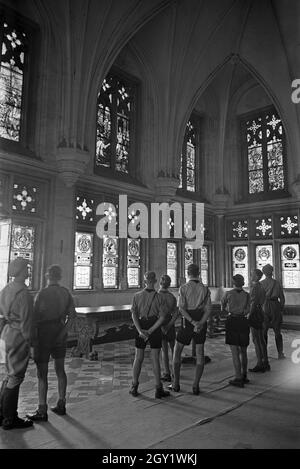 Hitlerjungen besuchen die Marienburg an der Nogat, Deutschland 1930er Jahre. Hitler-Jugendliche machen eine Besichtigungstour zum Schloss Marienburg am Fluss Nogat, Deutschland 1930er Jahre. Stockfoto