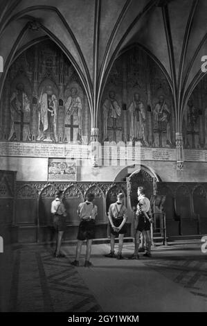 Hitlerjungen besuchen die Marienburg an der Nogat, Deutschland 1930er Jahre. Hitler-Jugendliche machen eine Besichtigungstour zum Schloss Marienburg am Fluss Nogat, Deutschland 1930er Jahre. Stockfoto