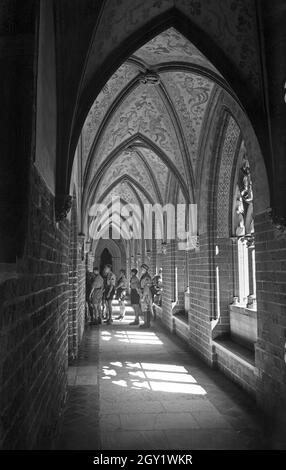 Hitlerjungen besuchen die Marienburg an der Nogat, Deutschland 1930er Jahre. Hitler-Jugendliche machen eine Besichtigungstour zum Schloss Marienburg am Fluss Nogat, Deutschland 1930er Jahre. Stockfoto