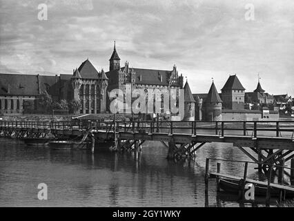 Hitlerjungen besuchen die Marienburg an der Nogat, Deutschland 1930er Jahre. Hitler-Jugendliche machen eine Besichtigungstour zum Schloss Marienburg am Fluss Nogat, Deutschland 1930er Jahre. Stockfoto