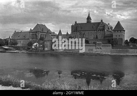 Hitlerjungen besuchen die Marienburg an der Nogat, Deutschland 1930er Jahre. Hitler-Jugendliche machen eine Besichtigungstour zum Schloss Marienburg am Fluss Nogat, Deutschland 1930er Jahre. Stockfoto