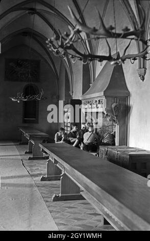 Hitlerjungen besuchen die Marienburg an der Nogat, Deutschland 1930er Jahre. Hitler-Jugendliche machen eine Besichtigungstour zum Schloss Marienburg am Fluss Nogat, Deutschland 1930er Jahre. Stockfoto