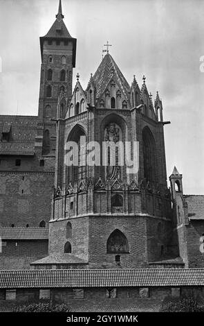 Hitlerjungen besuchen die Marienburg an der Nogat, Deutschland 1930er Jahre. Hitler-Jugendliche machen eine Besichtigungstour zum Schloss Marienburg am Fluss Nogat, Deutschland 1930er Jahre. Stockfoto