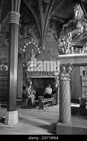 Hitlerjungen besuchen die Marienburg an der Nogat, Deutschland 1930er Jahre. Hitler-Jugendliche machen eine Besichtigungstour zum Schloss Marienburg am Fluss Nogat, Deutschland 1930er Jahre. Stockfoto